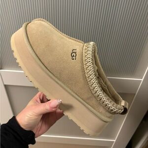 Size 6 TAZZ UGG in SAND